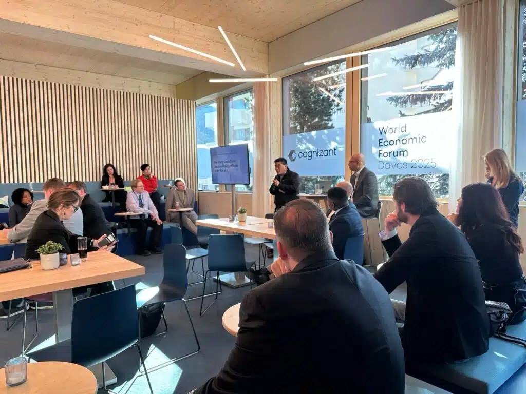 Eine Sammlung von Screenshots, Diagrammen, Logos und Konferenzfotos, die die Funktionen einer HR-Plattform demonstrieren. Die Bilder zeigen strategische Berichte zu HR-Trends, Tools zur Verwaltung von Mitarbeiterfähigkeiten, Leistungsbeurteilungen, Dokumentenmanagement und mobile HR-Assistenten.