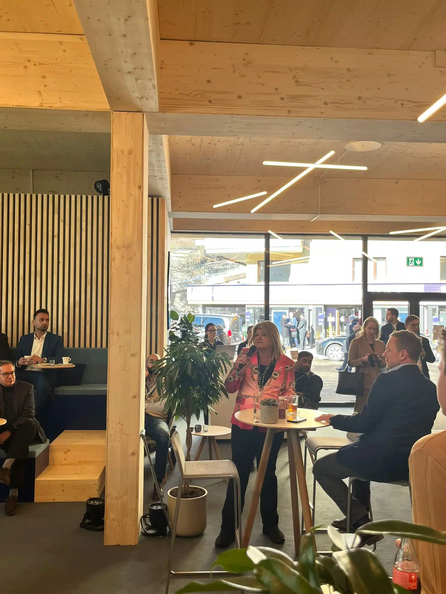 Eine Zusammenstellung von Screenshots, Diagrammen, Logos und Konferenzfotos, die die Funktionen einer HR-Plattform demonstrieren. Die Bilder zeigen strategische Berichte zu HR-Trends, Tools zur Verwaltung von Mitarbeiterfähigkeiten, Leistungsbeurteilungen, Dokumentenmanagement und mobile HR-Assistenten.