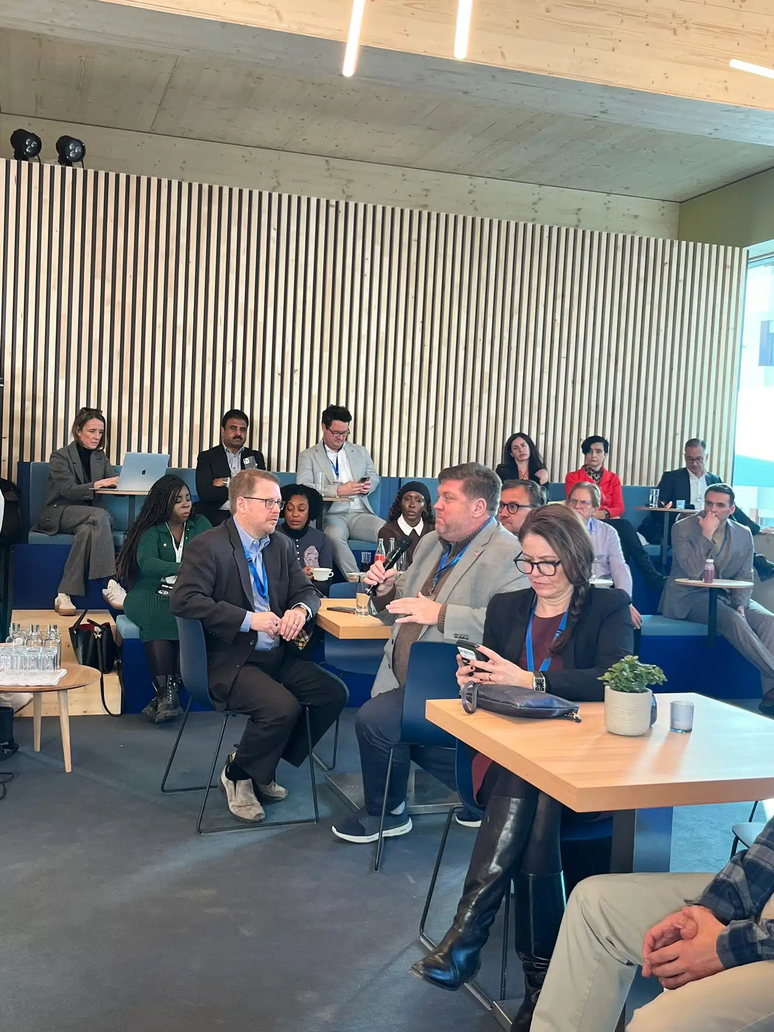 Eine Zusammenstellung von Screenshots, Diagrammen, Logos und Konferenzfotos, die die Funktionen einer HR-Plattform demonstrieren. Die Bilder zeigen strategische Berichte zu HR-Trends, Tools zur Verwaltung von Mitarbeiterfähigkeiten, Leistungsbeurteilungen, Dokumentenmanagement und mobile HR-Assistenten.